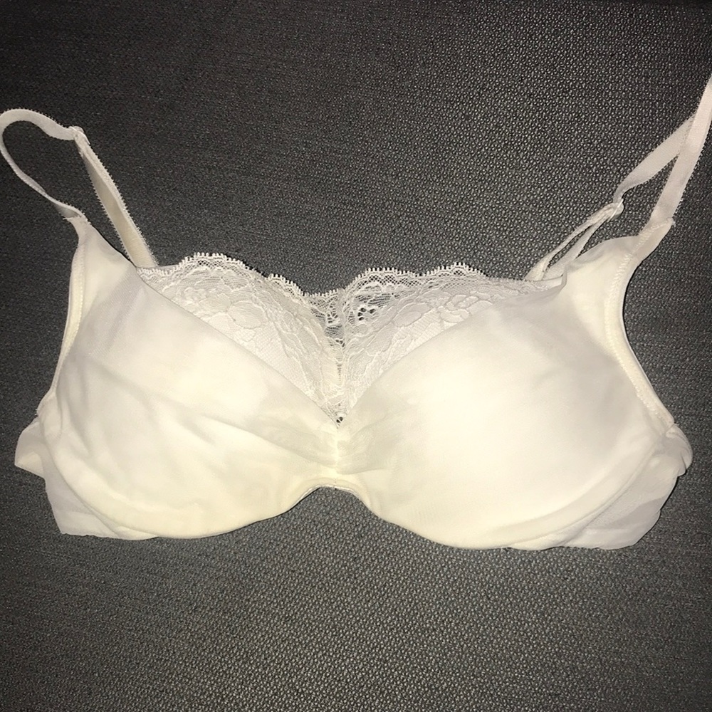 Victoria’s Secret Lace Peekaboo passes plunge 36B